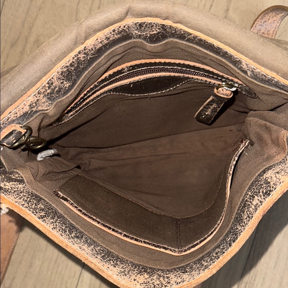 Vintage Leather Crossbody Bag - Picture 3 of 5